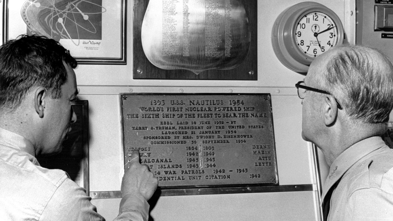 Illustration for article titled The World's First Nuclear Submarine Was Launched 60 Years Ago